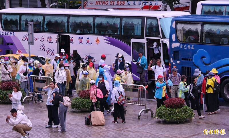 國民黨號召藍白支持者426上凱道「戰獨裁」,許多民眾搭乘遊覽車前往。(記者劉信德攝) 國民黨號召藍白支持者426上凱道「戰獨裁」,許多民眾搭乘遊覽車前往。(記者劉信德攝)