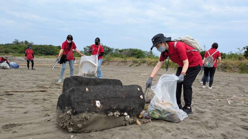 台積電南科廠員工、眷屬台江淨灘 取消發餐盒減少一次性垃圾 台積電南科廠員工、眷屬台江淨灘 取消發餐盒減少一次性垃圾