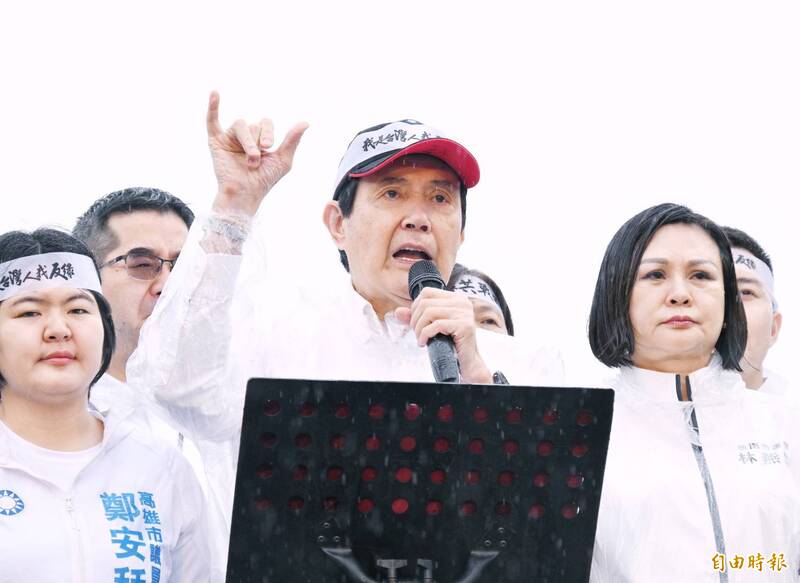 馬英九出席「反綠共 戰獨裁 凱道一起站出來！」登台致詞。（記者方賓照攝）