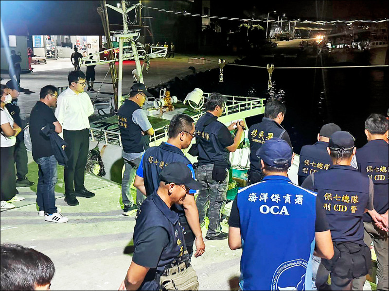 檢察官偕同專案小組搜索被檢舉的漁船。（屏東地檢署提供）