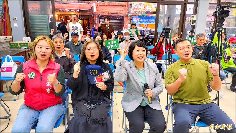 基隆市議員鄭文婷(右二)昨呼籲努力連署罷免藍委。
(記者盧賢秀攝) 基隆市議員鄭文婷(右二)昨呼籲努力連署罷免藍委。
(記者盧賢秀攝)