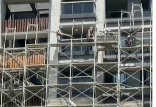 桃園A7工人高樓層施工零防護 民眾拍下驚險瞬間投訴