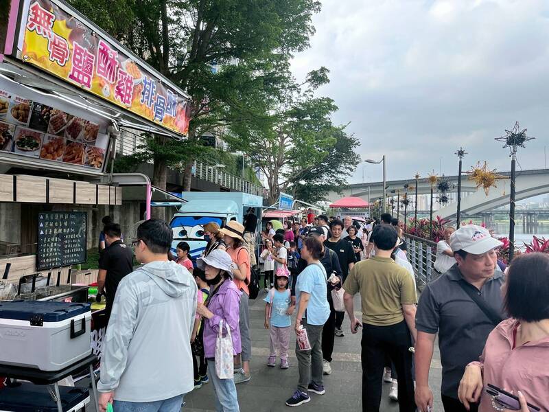 行動餐車市集匯集各式特色美食,包括現烤披薩、炒麵麵包、熱狗堡、壽司、炸物烤串等美食。(圖由新北觀旅局提供) 行動餐車市集匯集各式特色美食,包括現烤披薩、炒麵麵包、熱狗堡、壽司、炸物烤串等美食。(圖由新北觀旅局提供)
