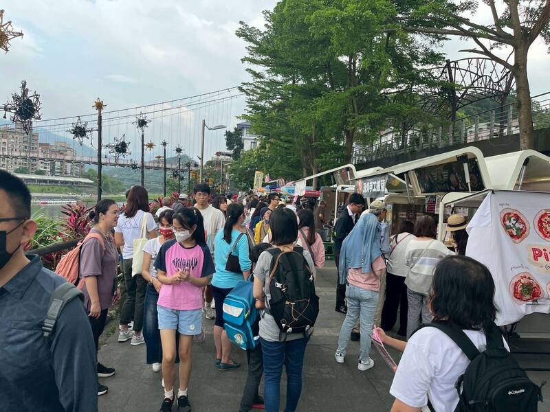 行動餐車進駐碧潭,以無縫接軌方式維持景區服務品質。(圖由新北觀旅局提供) 行動餐車進駐碧潭,以無縫接軌方式維持景區服務品質。(圖由新北觀旅局提供)