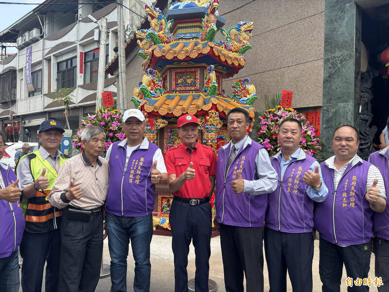 謝敏男（中，穿紅衣者）贈一座環保香爐給北斗張府天師公壇。（記者顏宏駿攝）