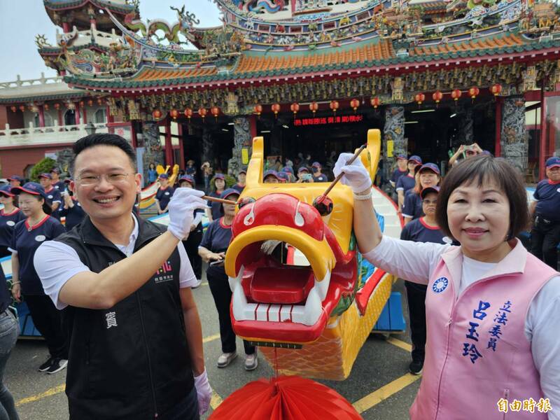 桃園市副市長蘇俊賓(左)與立委呂玉玲(右)等人為2025市長盃龍舟點睛,拉開今年龍舟賽序幕。(記者李容萍攝) 桃園市副市長蘇俊賓(左)與立委呂玉玲(右)等人為2025市長盃龍舟點睛,拉開今年龍舟賽序幕。(記者李容萍攝)