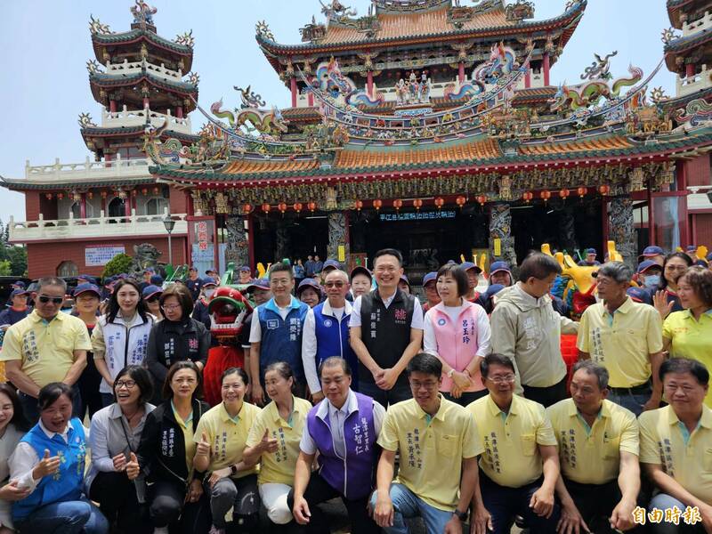 桃園市副市長蘇俊賓(後排中)等人為2025市長盃龍舟點睛,拉開今年龍舟賽序幕。(記者李容萍攝) 桃園市副市長蘇俊賓(後排中)等人為2025市長盃龍舟點睛,拉開今年龍舟賽序幕。(記者李容萍攝)