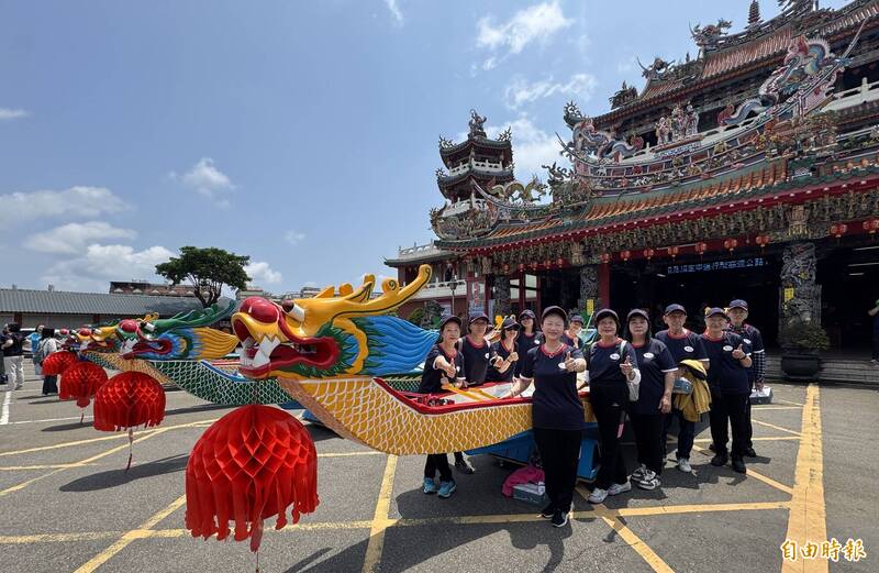 桃園市市長盃龍舟點睛祈福,6艘龍舟排排站相當壯觀。(記者李容萍攝) 桃園市市長盃龍舟點睛祈福,6艘龍舟排排站相當壯觀。(記者李容萍攝)