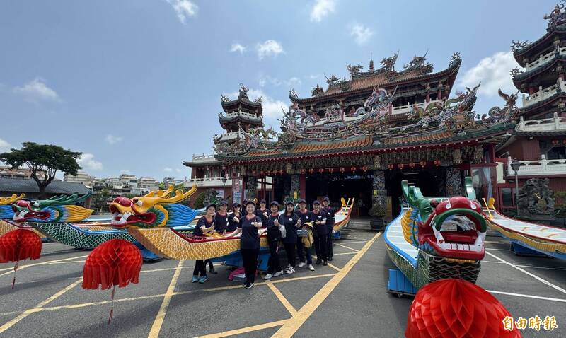 桃園市市長盃龍舟點睛祈福,6艘龍舟排排站相當壯觀。(記者李容萍攝) 桃園市市長盃龍舟點睛祈福,6艘龍舟排排站相當壯觀。(記者李容萍攝)