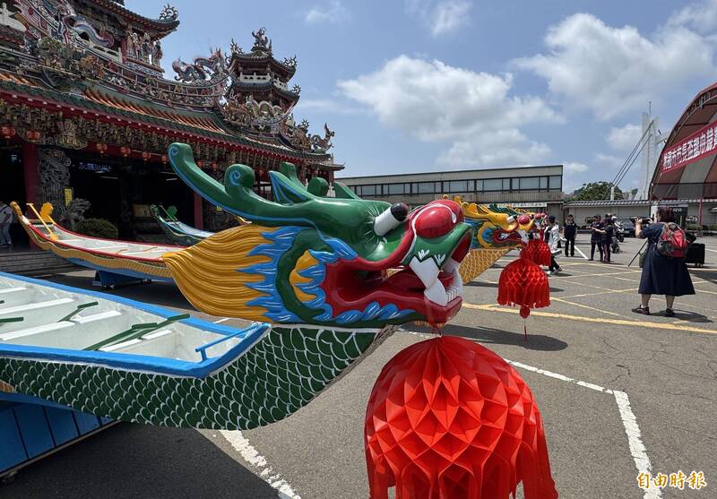 桃園市市長盃龍舟點睛祈福,6艘龍舟排排站相當壯觀。(記者李容萍攝) 桃園市市長盃龍舟點睛祈福,6艘龍舟排排站相當壯觀。(記者李容萍攝)