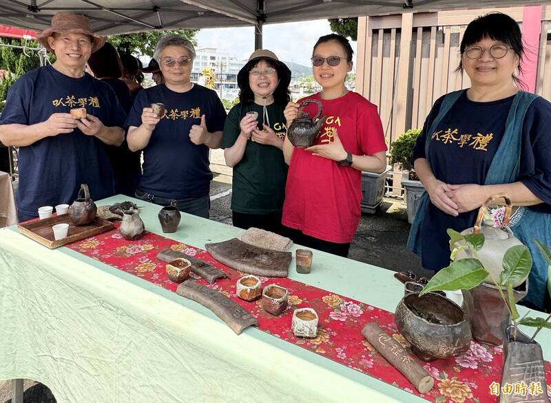 市長盃龍舟賽期間,龍潭區公所邀桃園市茶藝研究學會宣傳在地龍潭好茶。(記者李容萍攝) 市長盃龍舟賽期間,龍潭區公所邀桃園市茶藝研究學會宣傳在地龍潭好茶。(記者李容萍攝)