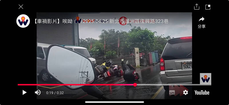 新北蘆洲發生逆向機車撞倒左轉機車，肇事騎士翻轉半圈落地。（記者吳仁捷翻攝）