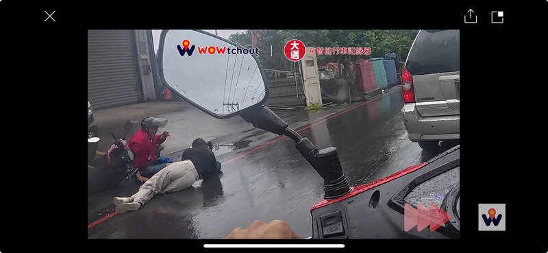 肇事騎士翻轉半圈落地，遭撞女乘客則一度痛得無法爬起。（記者吳仁捷翻攝）