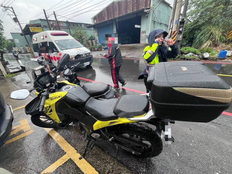 新北蘆洲發生逆向機車撞倒左轉機車。（記者吳仁捷翻攝）