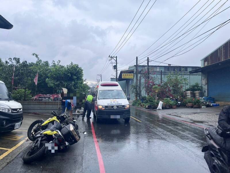 新北蘆洲發生逆向機車撞倒左轉機車。（記者吳仁捷翻攝）