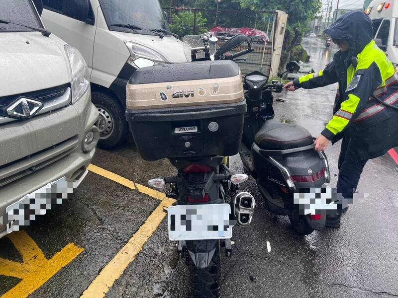 新北蘆洲發生逆向機車撞倒左轉機車。（記者吳仁捷翻攝）