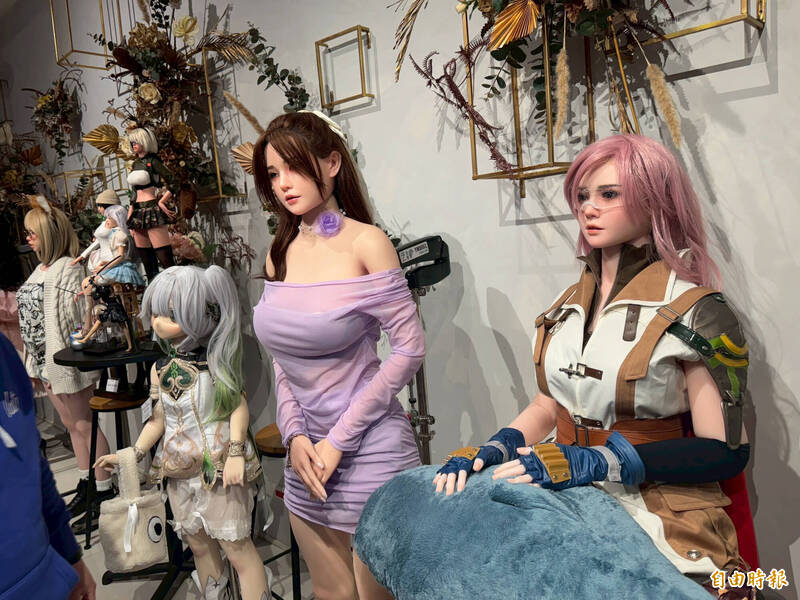 咖啡館以等身大小的矽膠娃娃為主題,有甜美款、豐胸版。(記者許國楨攝)<br /></p><p> 咖啡館以等身大小的矽膠娃娃為主題,有甜美款、豐胸版。(記者許國楨攝)<br /><p>