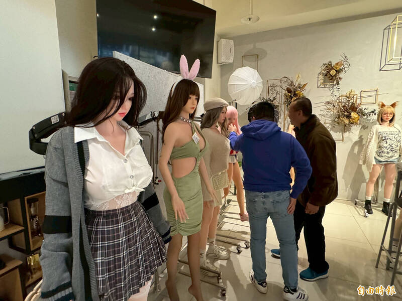 學生妹款的矽膠娃娃。客人可以一邊喝咖啡與娃娃無聲互動。(記者許國楨攝) 學生妹款的矽膠娃娃。客人可以一邊喝咖啡與娃娃無聲互動。(記者許國楨攝)
