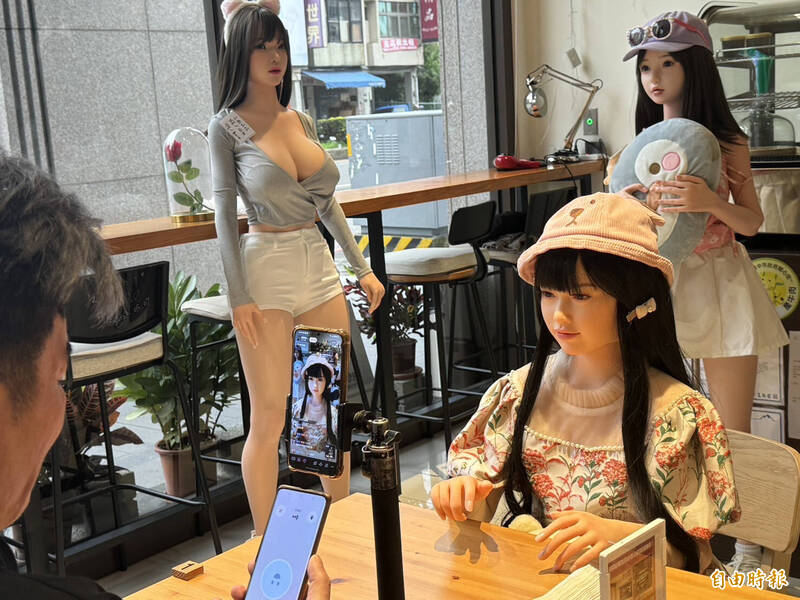 矽膠娃娃有爆乳款、清純款。有客人還手機直播。(記者許國楨攝) 矽膠娃娃有爆乳款、清純款。有客人還手機直播。(記者許國楨攝)