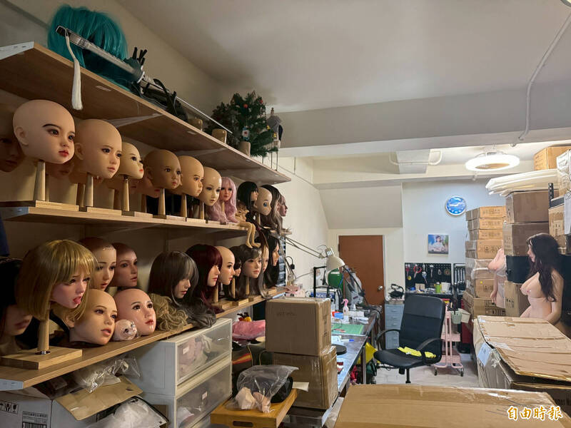 咖啡館除附設妝髮部也有「娃娃醫院」,專門提供矽膠娃娃修復服務。(記者許國楨攝) 咖啡館除附設妝髮部也有「娃娃醫院」,專門提供矽膠娃娃修復服務。(記者許國楨攝)