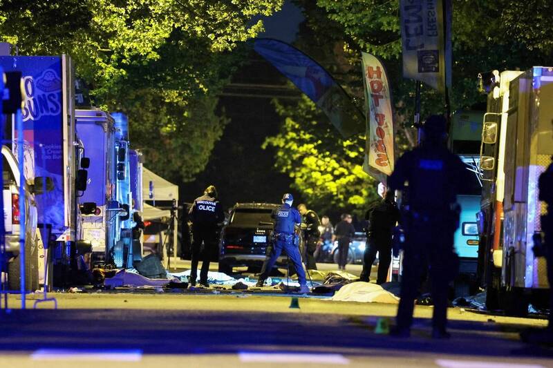 加拿大溫哥華拉普拉普日慶典發生汽車衝撞事件,造成多人死傷,圖為警方在案發現場處理,地上覆蓋著罹難者遺體。(路透) 加拿大溫哥華拉普拉普日慶典發生汽車衝撞事件,造成多人死傷,圖為警方在案發現場處理,地上覆蓋著罹難者遺體。(路透)