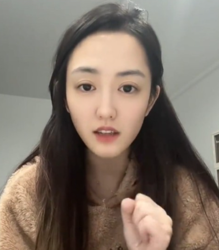 中國「最美通緝犯」卿晨璟靚當起直播主,卻因為以當年做「酒托女」及監獄中的故事當噱頭吸粉,近日慘遭平台封號。(圖取自微博) 中國「最美通緝犯」卿晨璟靚當起直播主,卻因為以當年做「酒托女」及監獄中的故事當噱頭吸粉,近日慘遭平台封號。(圖取自微博)