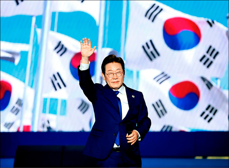 南韓最大在野黨共同民主黨前黨魁李在明，27日以壓倒性得票率成為該黨總統候選人。（歐新社）