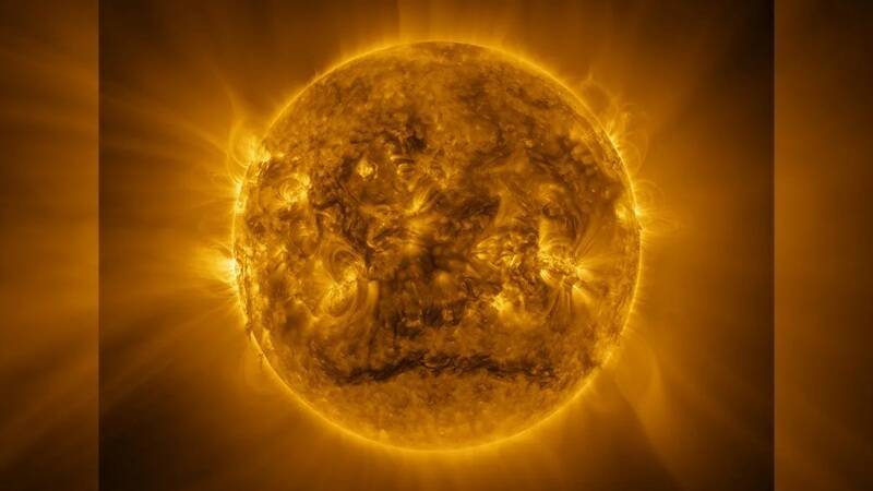 迄今最寬廣的太陽高解析度影像，由「太陽軌道號」（Solar Orbiter）探測器於3月9日捕捉。此影像由200張照片拼接而成，展現太陽與日冕的豐富細節。（圖擷取自ESA & NASA/Solar Orbiter）