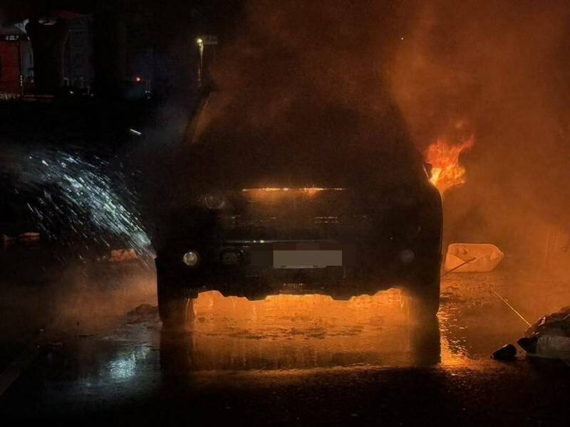 桃園市八德區仁德一路後方新闢道路27日晚間發生火燒車。（記者鄭淑婷翻攝）