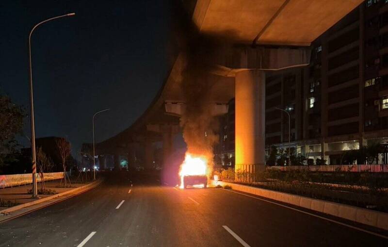 桃園市八德區仁德一路後方新闢道路27日晚間發生火燒車。（記者鄭淑婷翻攝）