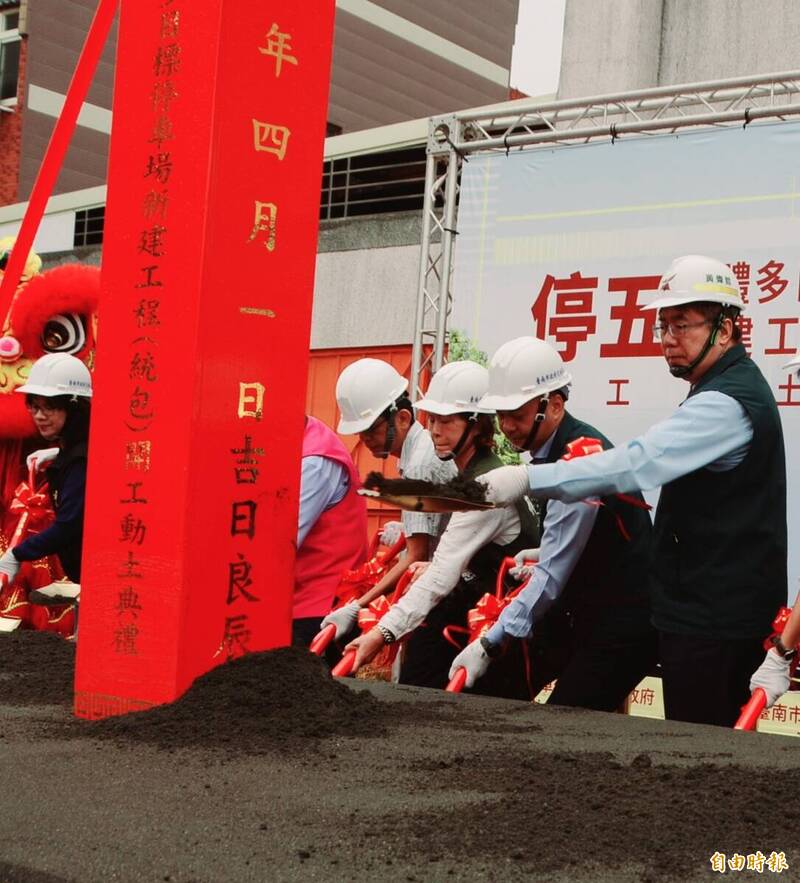 新營區新東里人口逐漸增加,新營區停五立體多目標停車場今日動工,新增270個汽、機車停車位,1樓規劃商場多目標使用,預計2026年完工。(記者王涵平攝) 新營區新東里人口逐漸增加,新營區停五立體多目標停車場今日動工,新增270個汽、機車停車位,1樓規劃商場多目標使用,預計2026年完工。(記者王涵平攝)