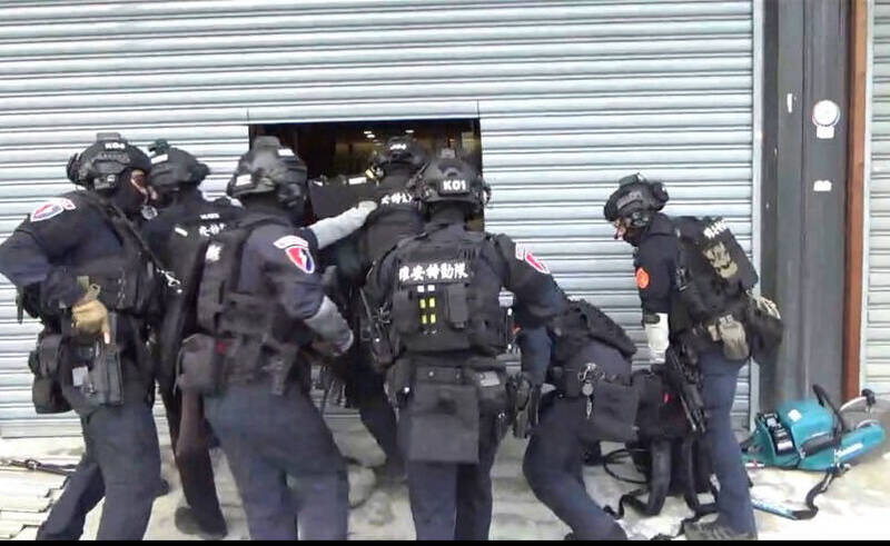 警方攻堅破門逮人。（警方提供）