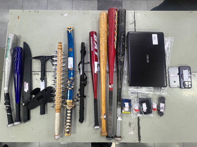 警方查扣球棒等涉案贓證物。（警方提供）
