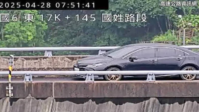 國道6號橋聳雲天國姓交流道東向17.1K,交流道附近路段的路肩停放一部轎車遲未開走,警方到場查看發現車內無人。(圖擷自高速公路資訊網) 國道6號橋聳雲天國姓交流道東向17.1K,交流道附近路段的路肩停放一部轎車遲未開走,警方到場查看發現車內無人。(圖擷自高速公路資訊網)