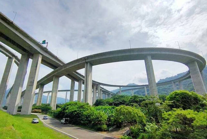 國道6號橋聳雲天國姓交流道路段,迴旋造型被選為國道最美八景之一。(資料照) 國道6號橋聳雲天國姓交流道路段,迴旋造型被選為國道最美八景之一。(資料照)