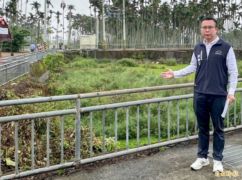 名間鄉長陳翰立表示,位於埔中村的P3蓄水池將進行池底、周邊池壁改善及加強防水保護等工程,回復原有蓄水功能。(記者張協昇攝) 名間鄉長陳翰立表示,位於埔中村的P3蓄水池將進行池底、周邊池壁改善及加強防水保護等工程,回復原有蓄水功能。(記者張協昇攝)