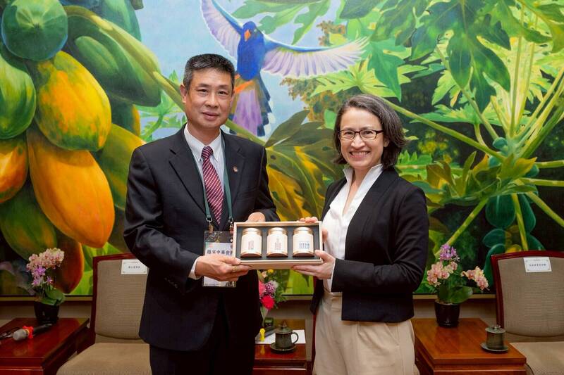 副總統蕭美琴今接見2025年羅省中華會館回國訪問團,肯定訪團促進當地僑界團結、彰顯自由民主價值。(總統府提供) 副總統蕭美琴今接見2025年羅省中華會館回國訪問團,肯定訪團促進當地僑界團結、彰顯自由民主價值。(總統府提供)