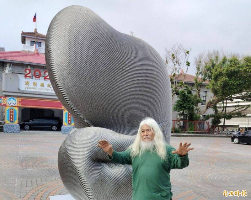 木雕大師康木祥大型作品「鯨快樂」,即日起在澎湖縣政府前廣場展覽3個月。(記者劉禹慶攝) 木雕大師康木祥大型作品「鯨快樂」,即日起在澎湖縣政府前廣場展覽3個月。(記者劉禹慶攝)