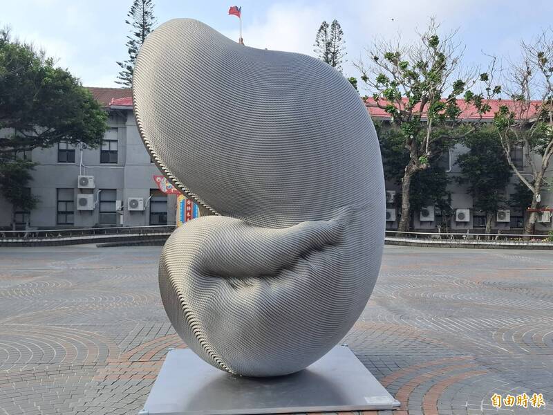 鯨快樂大型鋼雕,即日起在澎湖縣政府廣場前展出。(記者劉禹慶攝) 鯨快樂大型鋼雕,即日起在澎湖縣政府廣場前展出。(記者劉禹慶攝)