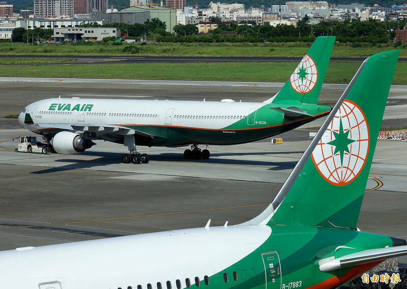 長榮航空巴黎飛台北航班,被商務艙旅客投訴吃到發霉草莓。(資料照) 長榮航空巴黎飛台北航班,被商務艙旅客投訴吃到發霉草莓。(資料照)
