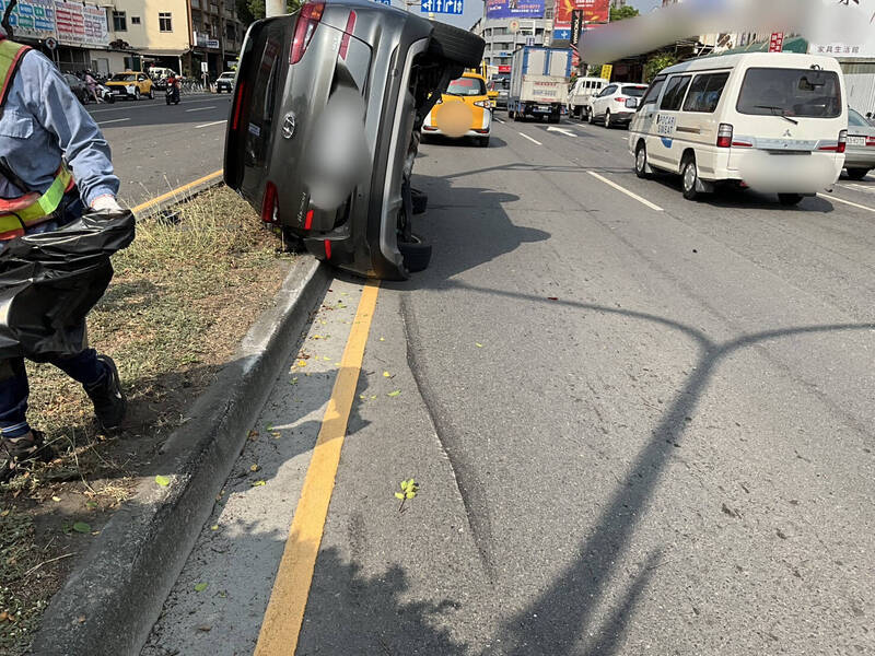 高雄「楠梓百慕達」閃車連環事故 駕駛翻車送醫