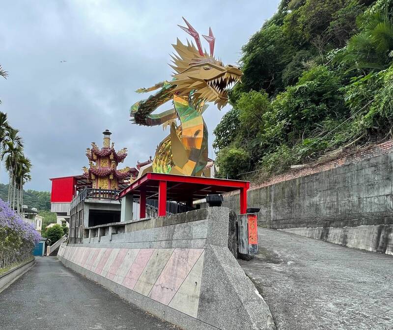 去年台北龍年燈節主燈，移至南投縣中寮鄉三官殿展示，變身社區意象。（南投縣政府提供）