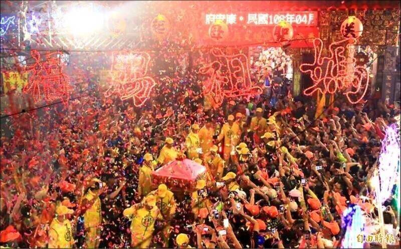 白沙屯媽祖徒步南下進香,今年報名人數32萬9118人。圖為媽祖婆往年出發時盛況。(資料照) 白沙屯媽祖徒步南下進香,今年報名人數32萬9118人。圖為媽祖婆往年出發時盛況。(資料照)