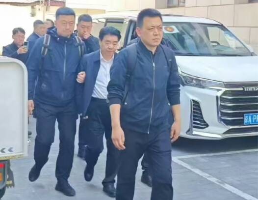 中國財政部農業農村司長、部鄉村振興辦公室主任吳奇修上週五中午被中紀委國家監委辦案人員帶走。(圖擷自X) 中國財政部農業農村司長、部鄉村振興辦公室主任吳奇修上週五中午被中紀委國家監委辦案人員帶走。(圖擷自X)