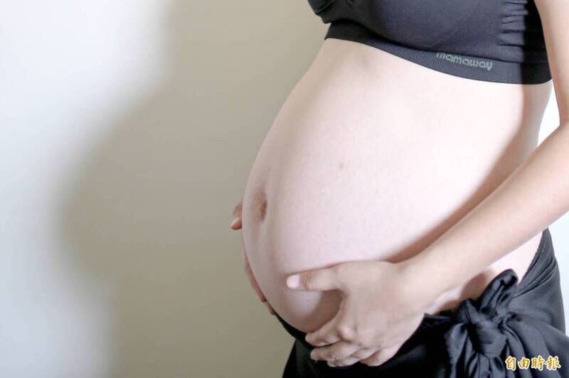 日本社群網路近來興起一種名為「多產DV」的說法，指女性在非自願的情況下，重複經歷懷孕與生產，遭受身心控制與性暴力。示意圖，圖與新聞事件無關。（資料照）