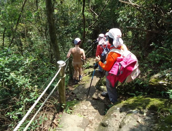 北部各山區傳出有全裸遛鳥俠出沒。（圖擷自肉腳登山隊臉書社團）
