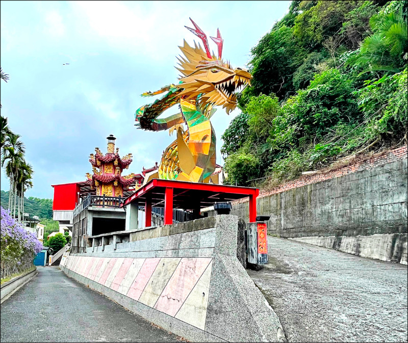 去年台北龍年燈節主燈,移至南投縣中寮鄉三官殿展示,變身社區意象。(南投縣政府提供) 去年台北龍年燈節主燈,移至南投縣中寮鄉三官殿展示,變身社區意象。(南投縣政府提供)