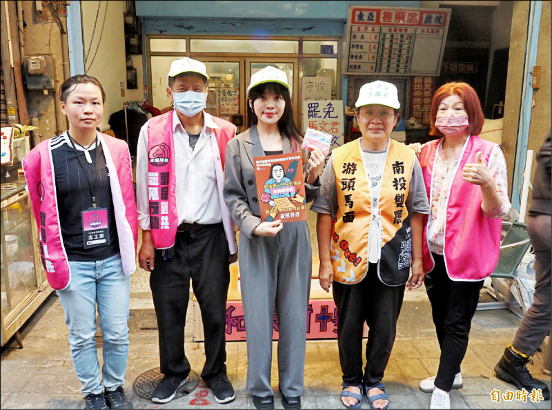立委黃捷（中）到草屯鎮和興街十號酒窖連署站為志工加油打氣，並與罷馬和罷游志工合照。（記者陳鳳麗攝）