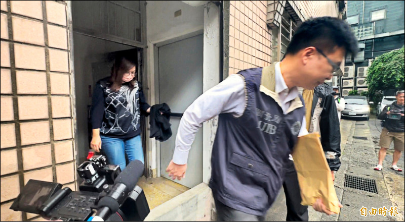 新北地檢署也對罷免蘇巧慧等立委連署涉造假案，進行第二波搜索，帶回國民黨新北市黨部書記長陳貞容（圖左）等4人，朝偽造文書罪方向偵辦。 （記者董冠怡攝）