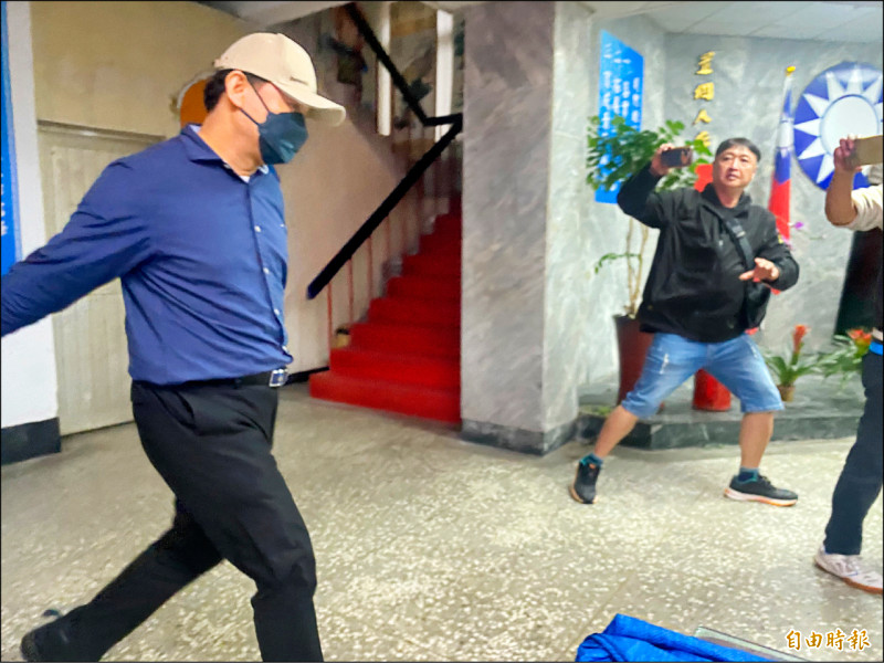 基隆地檢署為偵辦鄭文婷議員等死亡連署案，昨指揮調查官前往國民黨基隆市黨部等地搜索，帶回黨部主委吳國勝、書記長李銘議（圖左）、仁愛區黨部主任張金發等4人到案說明。（記者俞肇福攝）